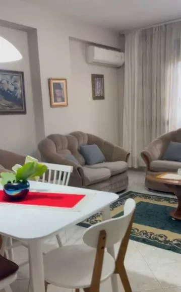 Tirane, jepet me qera apartament 1+1 Kati 3, 70 m² 450 € (XHAMLIIK)