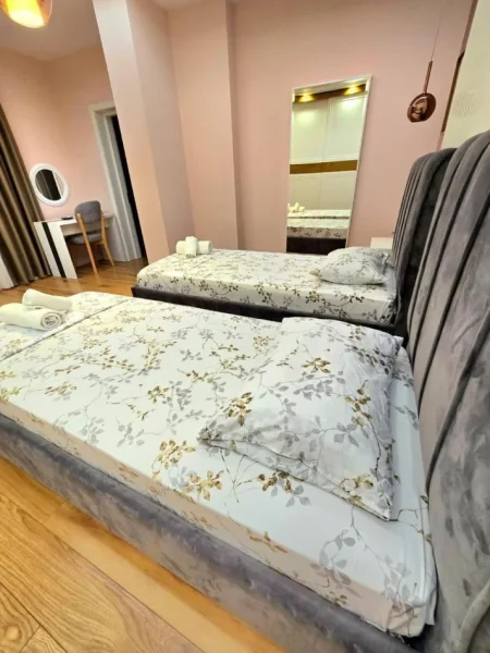 Tirane, jepet me qera apartament 2+1 Kati 3, 120 m² 700 € (LIQENI I THATË)