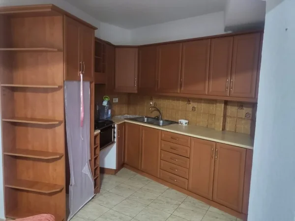 Tirane, jepet me qera apartament 2+1 Kati 4, 85 m² 600 € (Qender)
