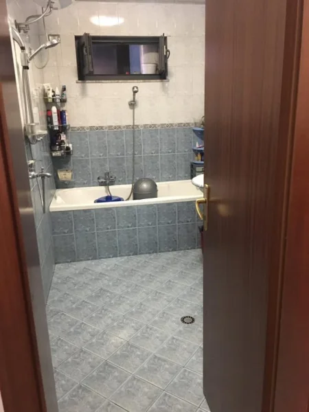 Tirane, jepet me qera apartament 1+1 Kati 3, 100 m² 530 € (Rr Mine Peza)