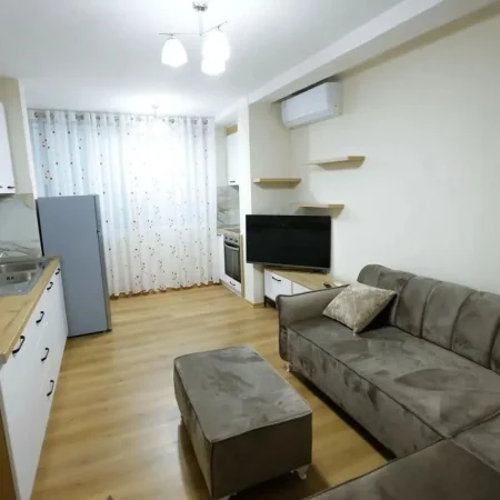 Tirane, jepet me qera apartament 1+1+Ballkon Kati 1, 65 m² 500 € (Rruga e Kosovareve)