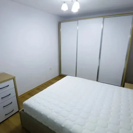 Tirane, jepet me qera apartament 1+1+Ballkon Kati 1, 65 m² 500 € (Rruga e Kosovareve)