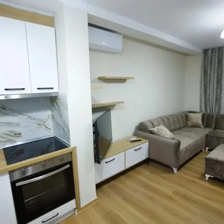 Tirane, jepet me qera apartament 1+1+Ballkon Kati 1, 65 m² 500 € (Rruga e Kosovareve)