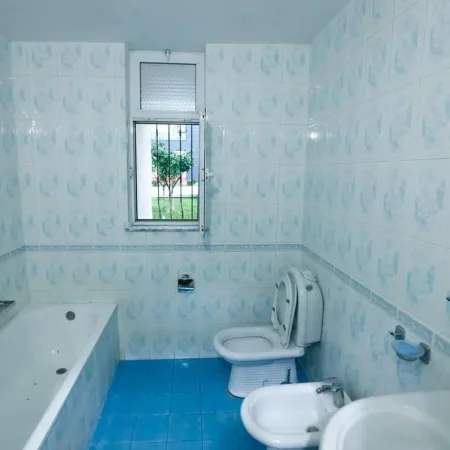 Tirane, jepet me qera apartament 1+1+Ballkon Kati 1, 65 m² 500 € (Rruga e Kosovareve)