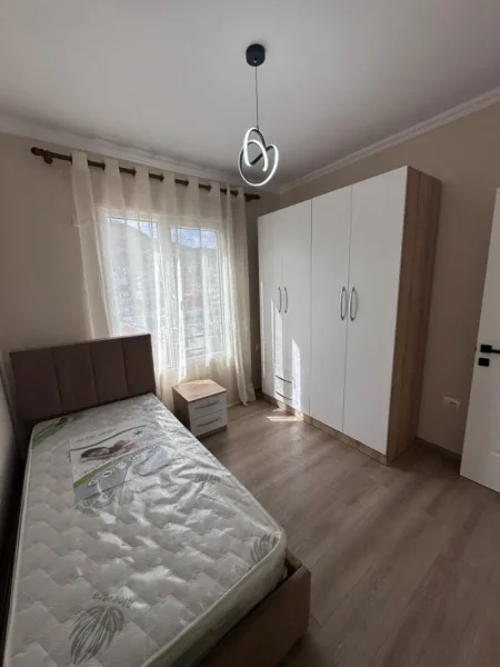 Tirane, jepet me qera apartament 2+1+Ballkon Kati 4, 80 m² 500 € (selite)