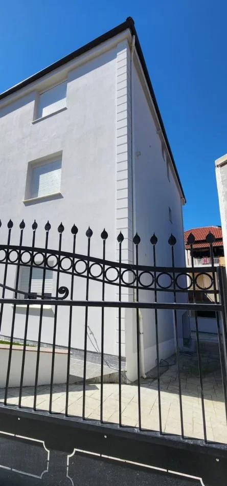 Tirane, shitet Vile , 405 m² 730.000 € (shkoze)