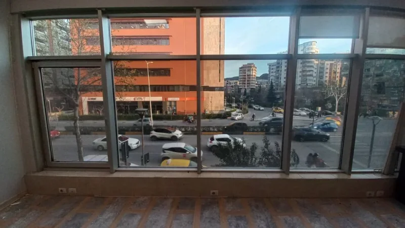 Tirane, jepet me qera zyre Kati 1, 50 m² 600 € 