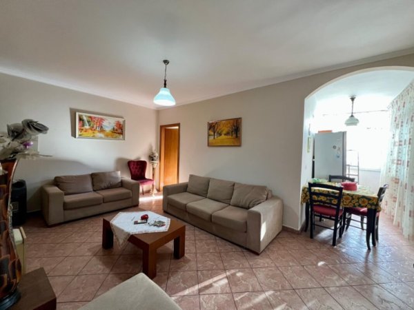 Tirane, jepet me qera apartament 2+1 Kati 3, 90 m² 500 € (Rruga Ferit Xhajko)
