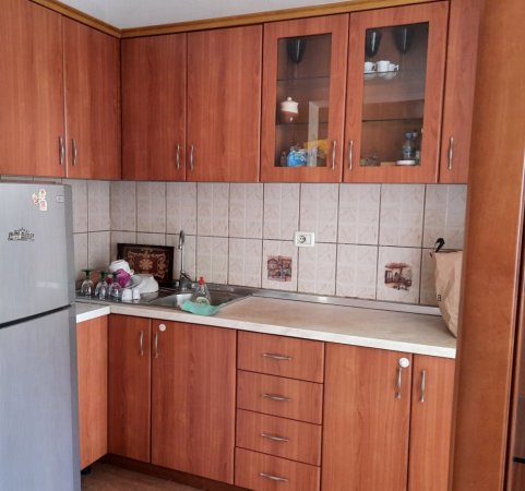 Tirane, jepet me qera apartament 2+1 Kati 3, 350 € (Shkolla e Bashkuar. poliklinika 10)