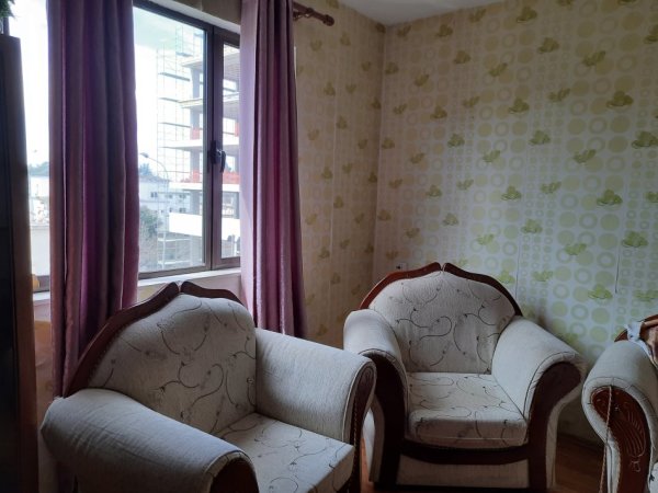 Tirane, jepet me qera apartament 2+1 Kati 3, 350 € (Shkolla e Bashkuar. poliklinika 10)