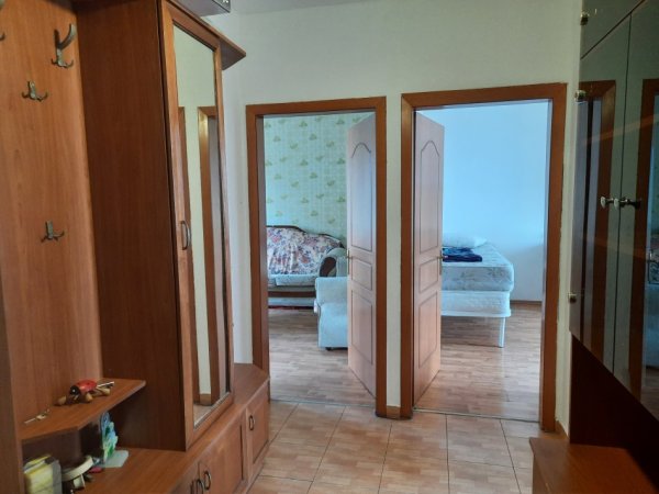 Tirane, jepet me qera apartament 2+1 Kati 3, 350 € (Shkolla e Bashkuar. poliklinika 10)