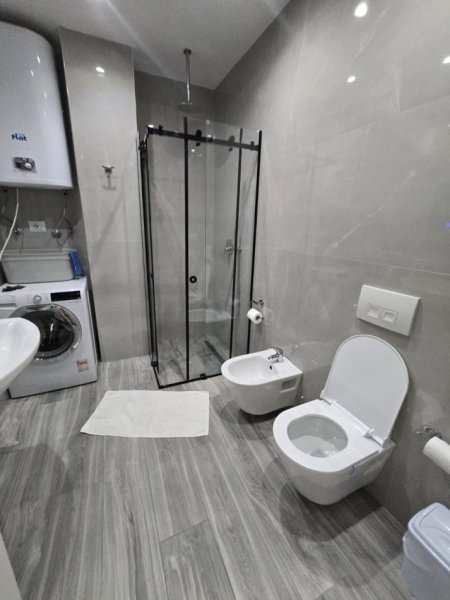 Tirane, jepet me qera apartament 2+1 Kati 3, 120 m² 650 € (Liqeni i Thate)