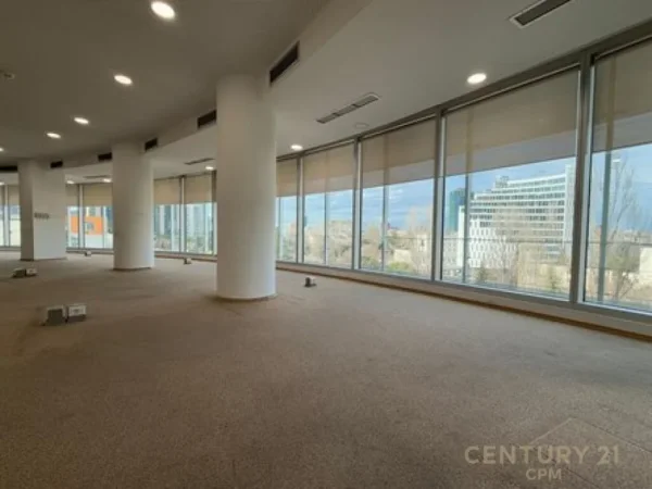 Tirane, jepet me qera ambjent biznesi Kati 6, 658 m² 13.000 € (Rruga e Elbasanit)