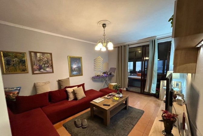 Tirane, jepet me qera apartament 2+1+Ballkon Kati 5, 68 m² 500 € (Rruga Ferit Xhajko)