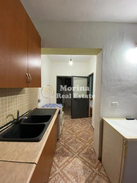 Tirane, jepet me qera shtepi 1+1 Kati 1, 50 m² 180 € (Ne fund te rruges 5 Maji)