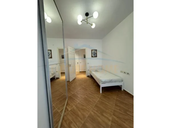 Tirane, jepet me qera apartament 2+1+Aneks+Ballkon Kati 8, 100 m² 450 € (unaza e re)