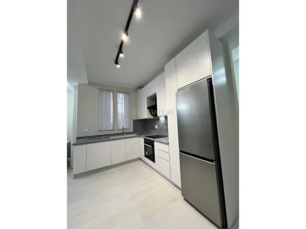 Tirane, jepet me qera apartament 2+1 Kati 2, 90 m² 750 € (rruga javer malo)