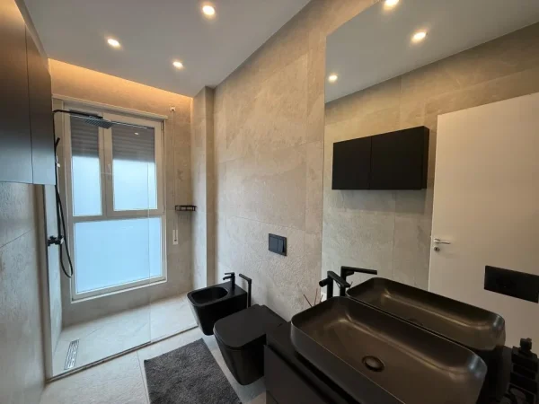 Tirane, jepet me qera apartament 3+1+Aneks+Ballkon Kati 8, 131 m² 1.450 € (Don Bosko)