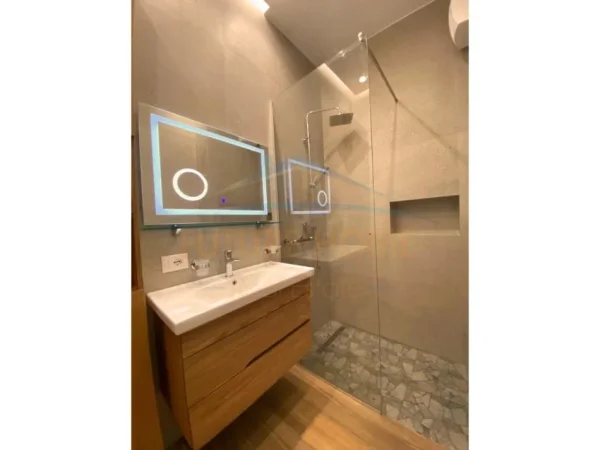 Tirane, jepet me qera apartament 1+1+Aneks Kati 5, 70 m² 800 € (Rruga e KAVAJES)