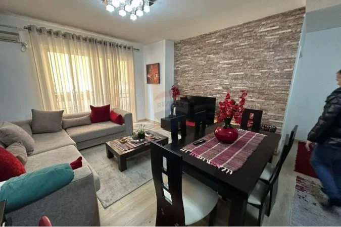 Tirane, jepet me qera apartament 2+1+Ballkon Kati 4, 95 m² 550 € (Rruga Teodor Keko)