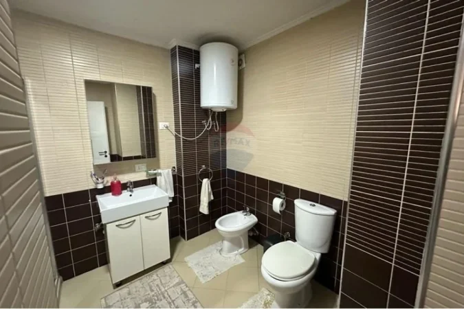 Tirane, jepet me qera apartament 2+1+Ballkon Kati 4, 95 m² 550 € (Rruga Teodor Keko)