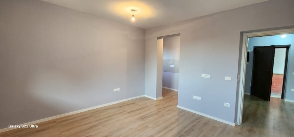 Tirane, jepet me qera apartament 2+1+Ballkon Kati 4, 90 m² 500 € (Pazari i ri prane Optika Roma)