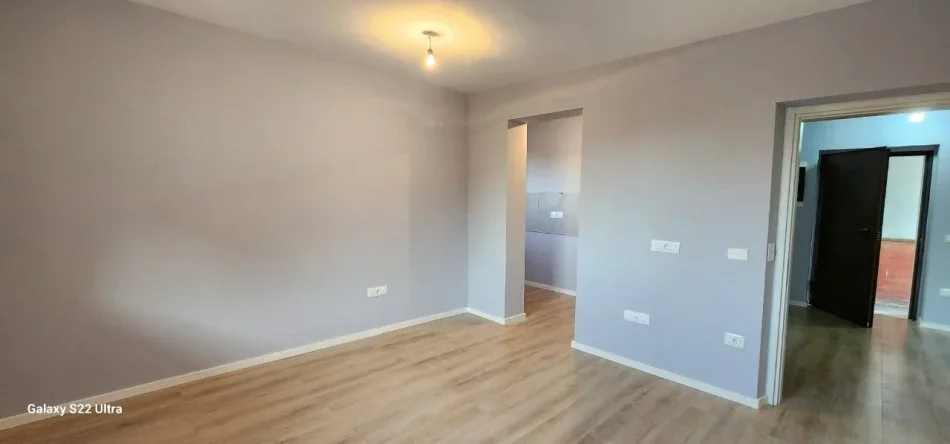 Tirane, jepet me qera apartament 2+1+Ballkon Kati 4, 90 m² 500 € (Pazari i ri prane Optika Roma)