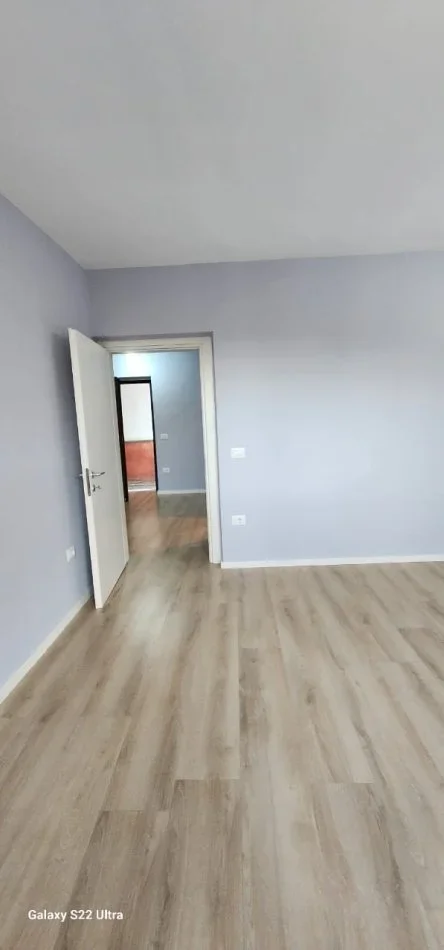 Tirane, jepet me qera apartament 2+1+Ballkon Kati 4, 90 m² 500 € (Pazari i ri prane Optika Roma)
