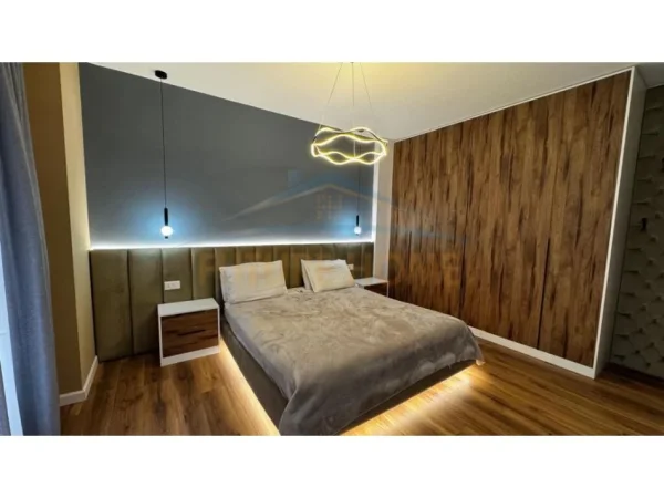 Tirane, jepet me qera apartament 2+1 Kati 3, 105 m² 750 € (FUSHA AVIACIONIT)