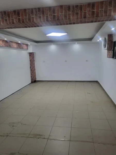 Tirane, jepet me qera ambjent biznesi Kati 0, 85 m² 451 € (Komuna e Parisit)