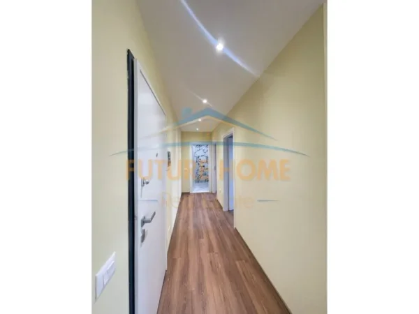 Tirane, jepet me qera ambjent biznesi Kati 6, 90 m² 600 € (21 Dhjetori)