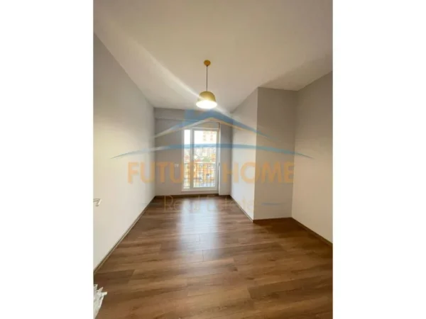 Tirane, jepet me qera ambjent biznesi Kati 6, 90 m² 600 € (21 Dhjetori)