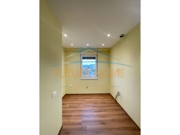 Tirane, jepet me qera ambjent biznesi Kati 6, 90 m² 600 € (21 Dhjetori)