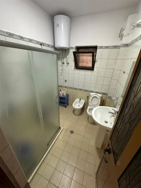 Tirane, jepet me qera apartament 2+1+Ballkon Kati 2, 100 m² 500 € (rruga Ferit Xhajko prapa Ish Restorant Durresi)