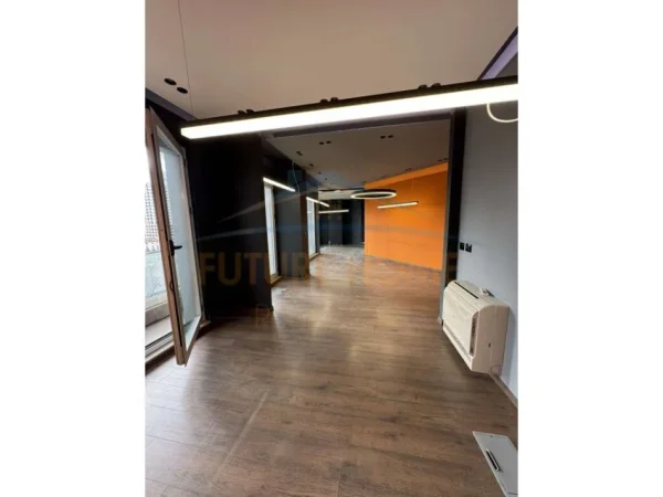Tirane, jepet me qera ambjent biznesi Kati 8, 87 m² 1.470 € (9 Kateshet)