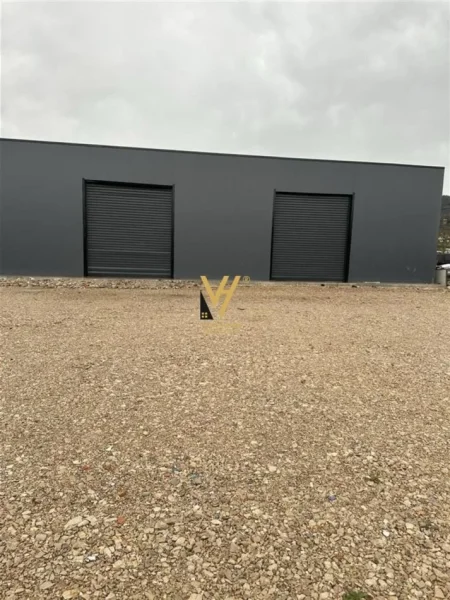 Tirane, jepet me qera magazine Kati 0, 250 m² 1.200 € (VAQARR)