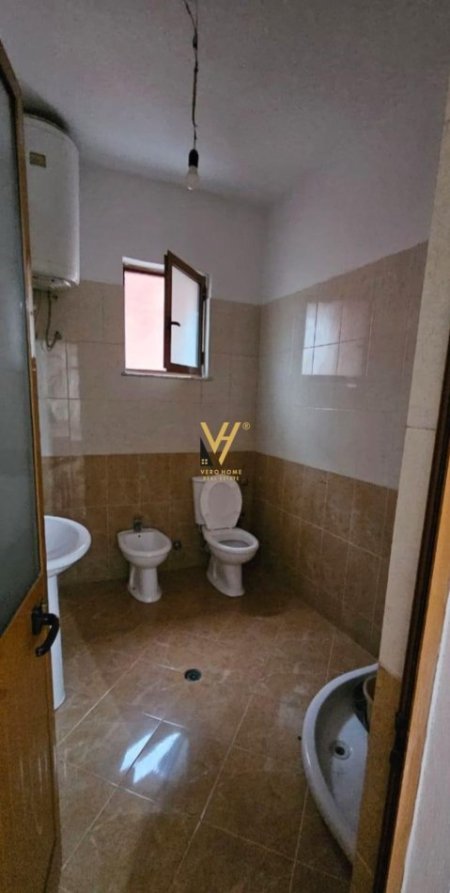 Tirane, jepet me qera apartament 2+1+Ballkon Kati 3, 119 m² 450 € (PALLATI ME SHIGJETA)
