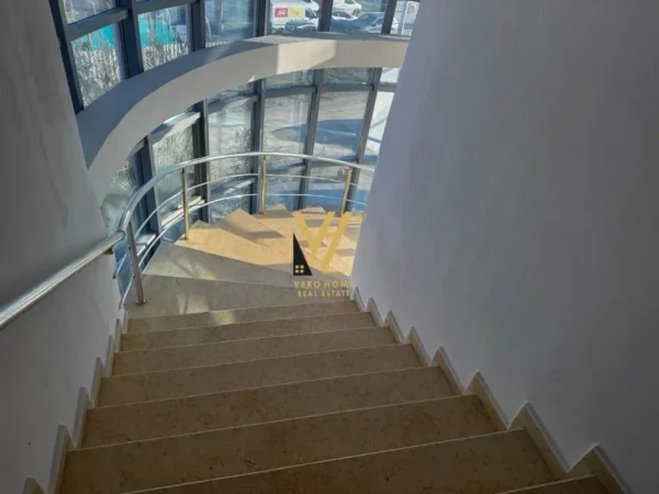 Tirane, jepet me qera ambjent biznesi Kati 3, 1.250 m² 3.200 € (SHARRE)