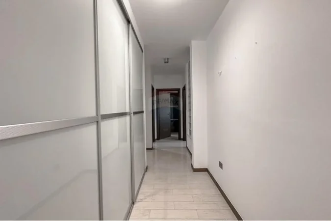 Tirane, jepet me qera apartament 2+1+Ballkon Kati 1, 138 m² 950 € (Rruga Bilal Golemi)