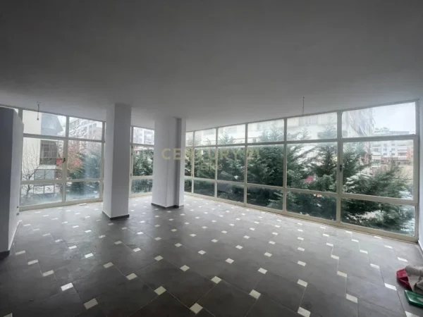 Tirane, jepet me qera ambjent biznesi Kati 1, 71 m² 500 € (Astir)