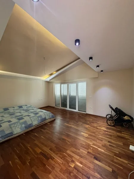 Durres, shitet shtepi 3+1 Kati 2, 312 m² 400.000 € (Rrashbull)