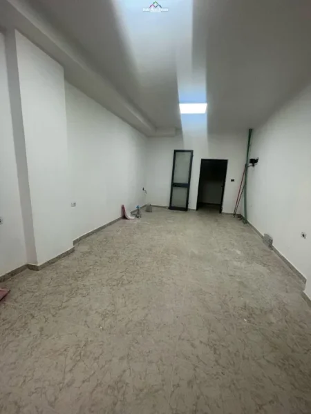 Tirane, jepet me qera dyqan Kati -1, 38 m² 450 € (tregu elektrik)