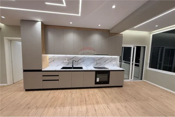Vlore, shitet apartament+verande | Penthouse 2+1+Aneks+Ballkon Kati 9, 131 m² 187.000 € (Gjyqi Vjeter)