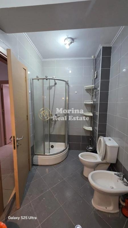 Tirane, jepet me qera apartament 2+1+Ballkon Kati 5, 95 m² 500 € (Rruga 5 Maji)