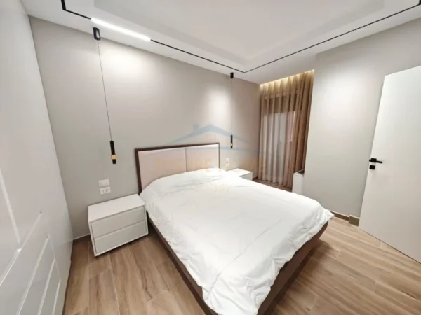 Tirane, shitet apartament 3+1+Ballkon Kati 4, 125 m² 300.000 € (Pallati me Shigjeta)