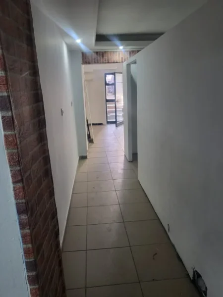 Tirane, jepet me qera zyre Kati 0, 85 m² 450 € (Komuna e Parisit)