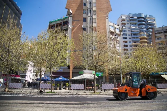 Tirane, jepet me qera zyre Kati 2, 127 m² 700 € (9 Katshet)