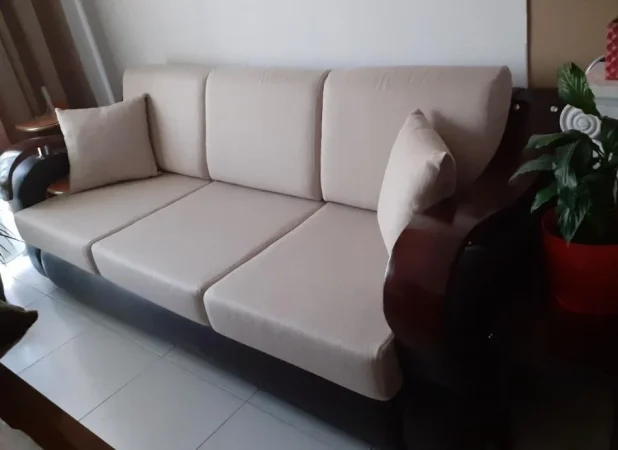 Shitet komplet kolltuqesh me krevat te brendshem 45,000 leke (460 Euro).