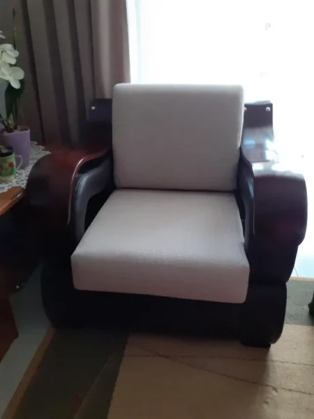 Shitet komplet kolltuqesh me krevat te brendshem 45,000 leke (460 Euro).