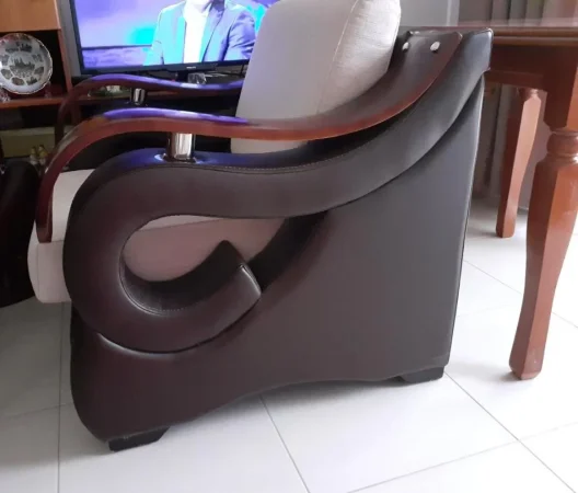 Shitet komplet kolltuqesh me krevat te brendshem 45,000 leke (460 Euro).